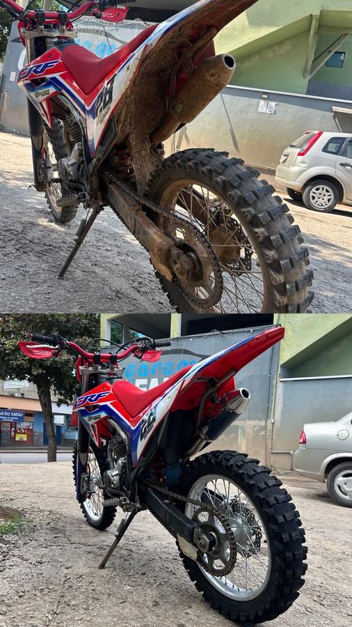 Honda CRF 230 coberta de barro e depois limpa, vista traseira