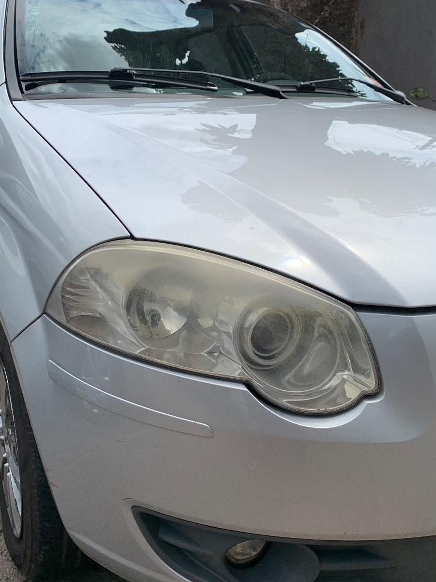 Farol do Fiat Linea amarelado