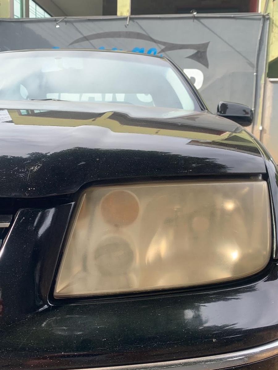 Farol do VW Bora antes, com a lente amarelada e opaca