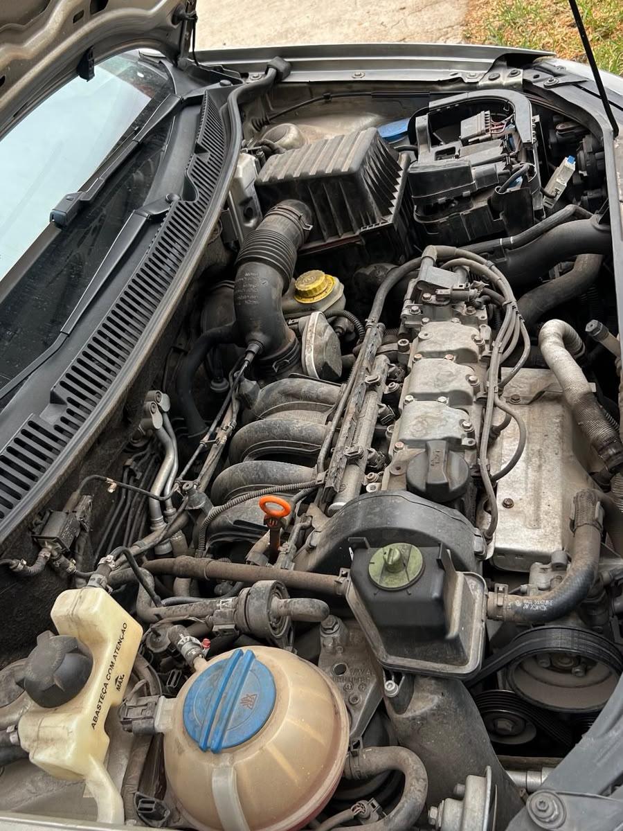 Motor sujo visto de frente antes da limpeza