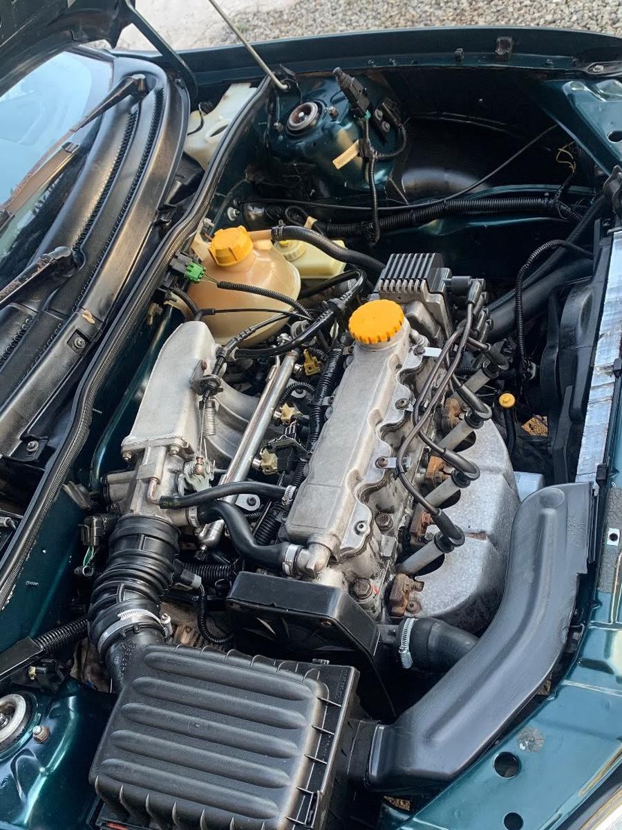 Mesmo vão do motor limpo, com a pintura verde à mostra