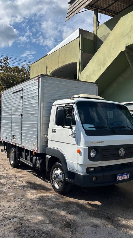 Caminhão baú branco limpo depois da lavagem