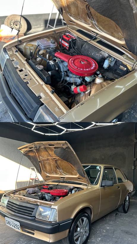Chevette dourado com o capô aberto mostrando o motor limpo