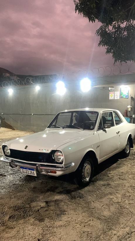 Ford Corcel branco clássico à noite no pátio da Garage CleanCar