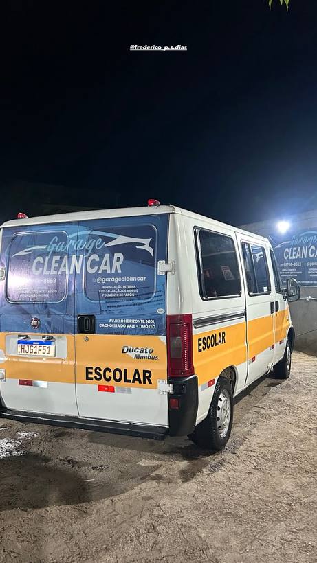 Fiat Ducato escolar adesivada, lavada à noite