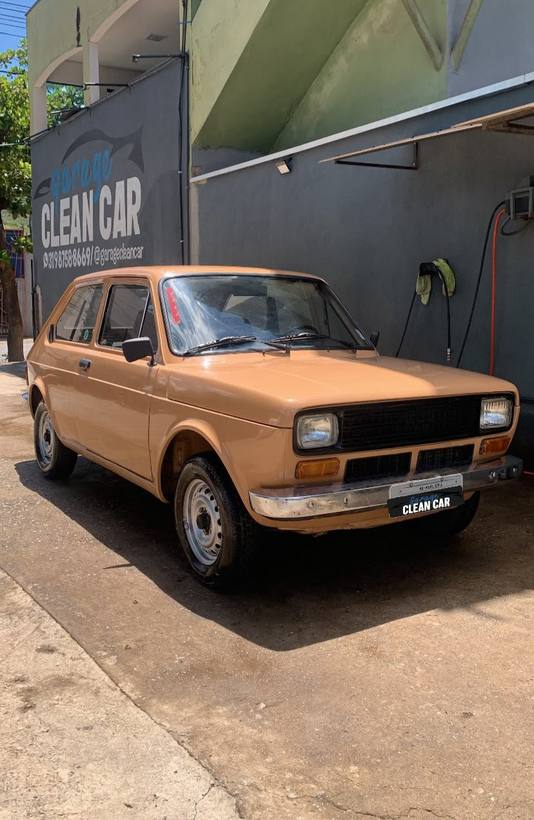 Fiat 147 caramelo em frente ao letreiro da Garage CleanCar