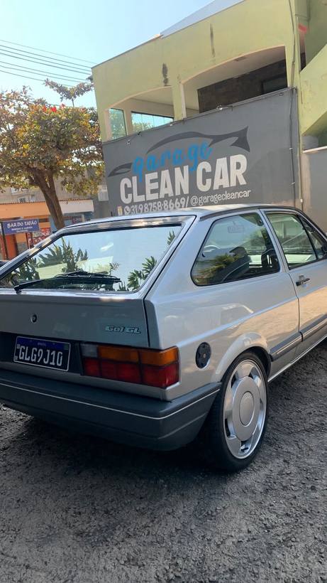VW Gol GL quadrado prata em frente ao letreiro
