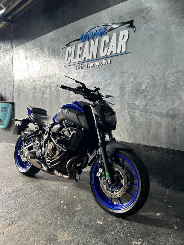 Yamaha MT-07 azul em frente ao letreiro da Garage CleanCar