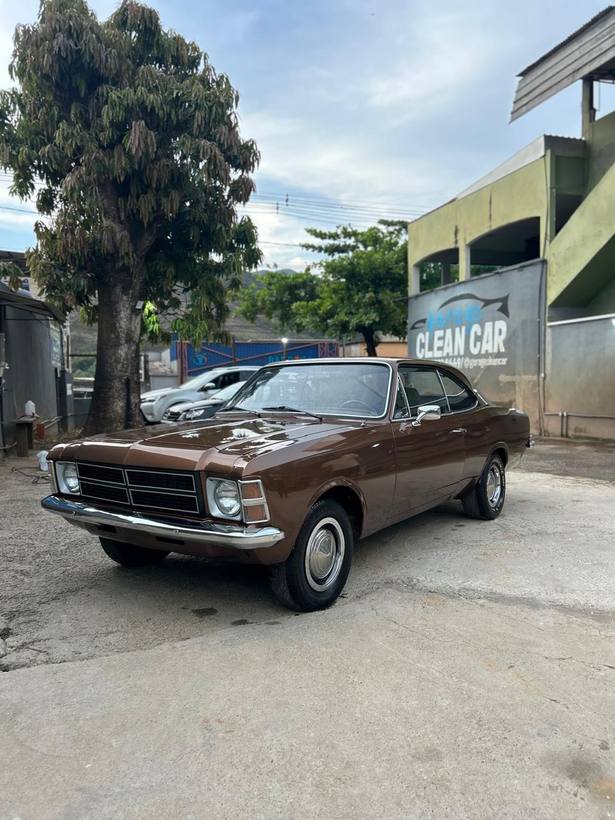 Opala coupé caramelo visto de frente com a faixa da Garage CleanCar