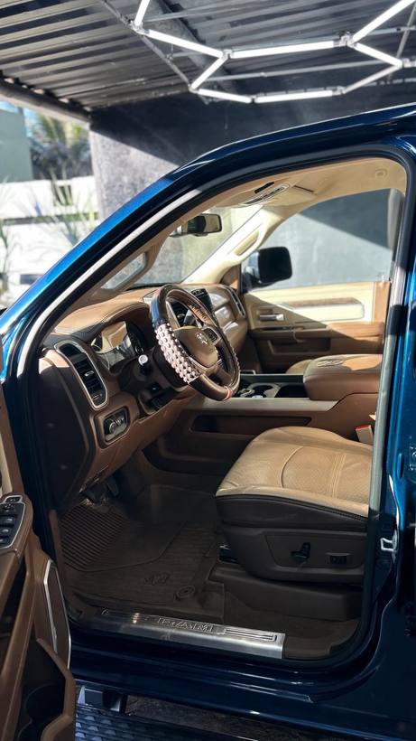 Interior de picape RAM com bancos de couro caramelo higienizados