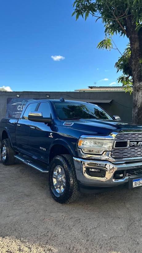 RAM 1500 azul escura ao ar livre com a faixa da Garage CleanCar