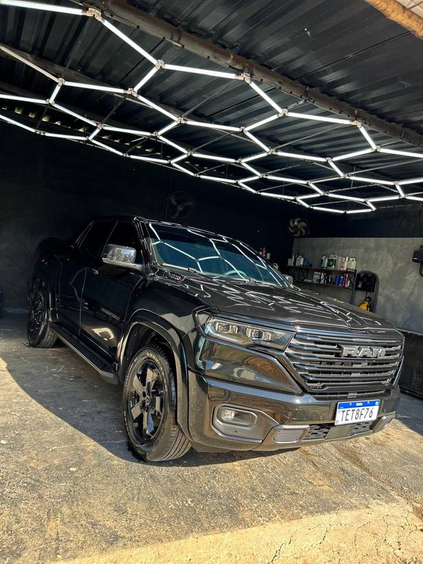 RAM Rampage preta sob as luminárias hexagonais, com os hexágonos refletidos na pintura