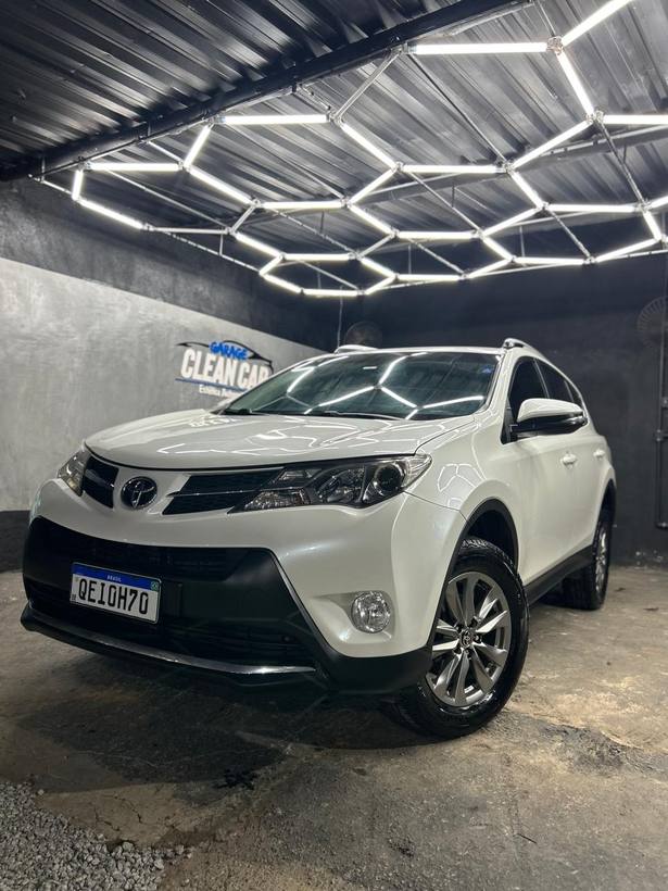 Toyota RAV4 branca sob as luminárias hexagonais