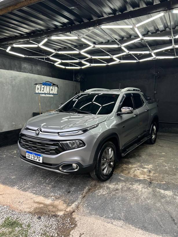 Fiat Toro prata sob as luminárias hexagonais do box