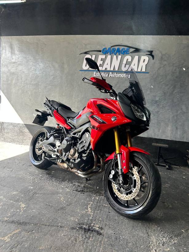 Yamaha Tracer vermelha em frente ao letreiro da Garage CleanCar