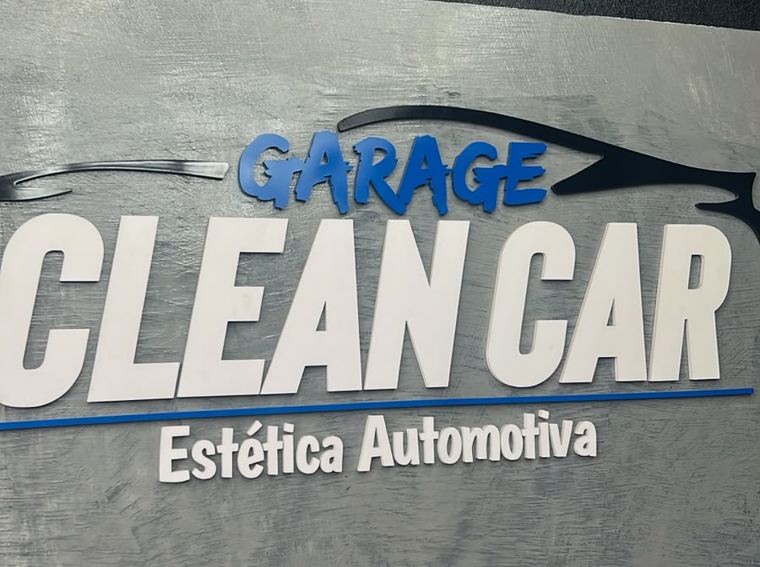 Placa da Garage CleanCar na parede da loja